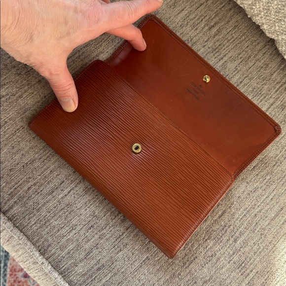 Louis Vuitton brown Epi Sarah wallet nice used condition. - Picture 5 of 12